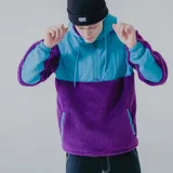 Gorro tipo beanie de tejido acanalado color morado, con borde doblado y parche rectangular negro con el logo "PULAU" y el texto "WEAR MORE & WORRY LESS ESTABLISHED IN 2023 IN MONTEVIDEO, UY".