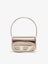 Bolso bandolera Diesel modelo 1DR, color plateado metalizado, con asa corta y correa larga opcional. Presenta el logo ovalado de la marca en el frente.