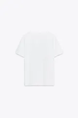 Camiseta blanca de algodón con cuello redondo, manga corta y estampado metalizado en el frente con formas abstractas y texto "AILGN92 SHAPES OF HARMONY".