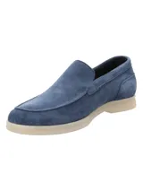 Mocasín azul de gamuza con suela color crema.