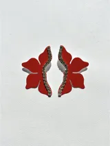 Aros colgantes con forma de flor roja con glitter, detalle de strass y gancho de acero quirúrgico.