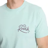 Remera celeste de manga corta con logo de la marca Roark estampado en el pecho.