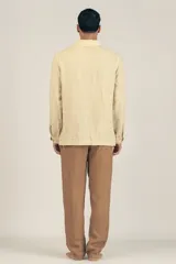 Campera estilo sobrecamisa color crema, confeccionada en lino premium con bolsillos frontales y costuras reforzadas.