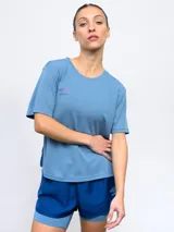 Remera deportiva celeste con logo Umbro estampado en el pecho.