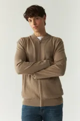 Campera tejida color beige con textura en el frontal, escote redondo y puños.