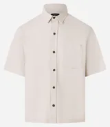 Camisa beige de algodón texturizado, corte boxy, manga corta, cuello inglés y abotonadura frontal.