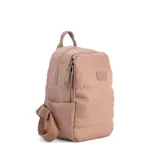 Mochila capitoneada color verde militar, confeccionada en nylon. Tiene apertura superior con cierre y tiradores metálicos, bolsillos internos, bolsillo frontal con cierre metálico, correa corta de mano y correas de galón regulables para colgar en la espalda.