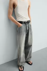 Pantalón de jean gris oscuro, de corte holgado y amplio en toda la pierna. Tiro medio y tejido rígido.