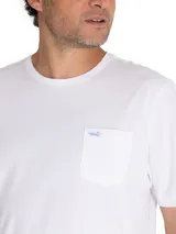 Remera celeste de algodón orgánico, corte regular fit, con cuello redondo y bolsillo en el pecho con logo bordado de la marca.