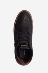 Zapatillas urbanas blancas con detalles en gris, cordones blancos y suela color crema.