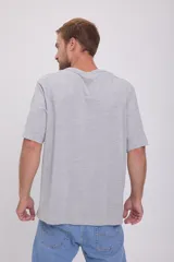 Camiseta gris de manga corta y cuello redondo con estampa circular azul con texto "Denim Goods 14oz Premium Jack & Jones Co. Reg. T.M.".