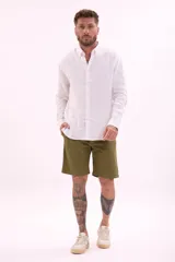 Bermuda de lino color beige, corte recto, con bolsillos laterales y traseros.