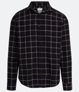 Camisa de franela a cuadros color negro, con botones blancos y corte clásico.