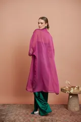 Kimono largo de gasa color obispo, con mangas anchas y corte holgado.