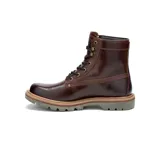 Bota de cuero color marrón con cordones negros, suela de goma y tecnología impermeable.