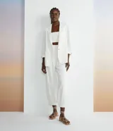 Pantalón aladín blanco de algodón con cintura ancha y puños elásticos.