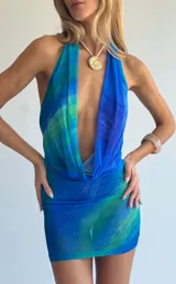 Vestido corto de microtul transparente con espalda descubierta y estampado con degradé de azul y verde.