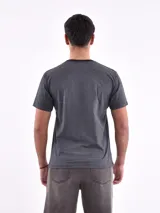 Remera de manga corta con diseño de bloques de color: azul marino en la parte superior y gris en la inferior. Estampado frontal con la palabra "Superior" y el número "76" en rojo.