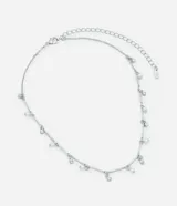 Collar corto plateado con cadena de eslabones y colgantes de perlas y strass.