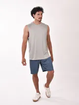 Musculosa verde militar de corte clásico.
