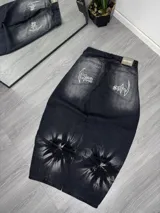 Pantalón de jean negro de corte amplio, con efecto desgastado en la parte inferior.