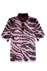 Camisa de poliéster con estampado de cebra en tonos burdeos y rosa, de corte recto con botones en la parte superior y solapa.