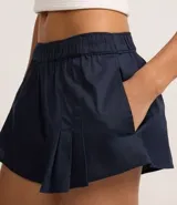 Short corto azul marino de algodón con cintura elástica y pliegues delanteros.