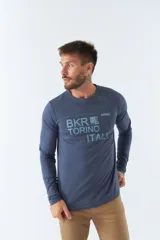 Remera negra de manga larga con estampado frontal con la inscripción "BKR TORINO ITALY" en gris.