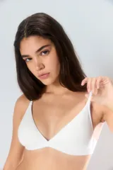 Soutien tipo triángulo soft, color blanco, con copas triangulares y tirantes finos ajustables.