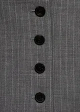 Chaleco gris con rayas diplomáticas, cuello en V y cierre frontal con botones.