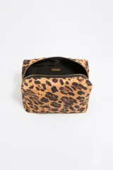Neceser Bimba y Lola con estampado animal print, confeccionado en nylon con estructura blanda. Presenta logo metálico de la marca, cierre de cremallera y bolsillo interior.