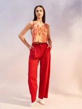 Musculosa blanca de lino con breteles anchos y escote cuadrado.