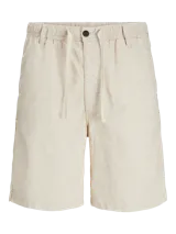 Short chino color beige de lino y algodón, con corte relajado, tiro semi caído, cintura con cordón ajustable, bolsillos delanteros y traseros.