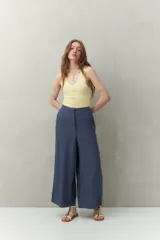 Musculosa negra de tejido acanalado con escote en V y calce al cuerpo.