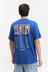 Remera azul con estampado en la espalda con la leyenda "West Ocean City Since 1976 Worldtour Music Fest" y el logo de la marca Mistral.