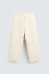 Pantalón negro de corte amplio, tipo balloon fit, con pinzas en la cintura, bolsillos laterales y traseros de ojal.