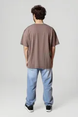 Remera negra de corte clásico, con cuello redondo y mangas cortas.