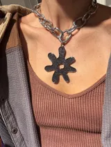 Collar plateado con cadena de eslabones grandes y dije abstracto negro con glitter. El dije es desmontable para usar la cadena sola.