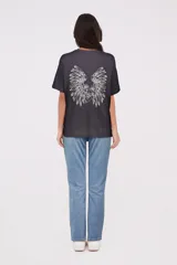 Remera negra de corte recto y mangas cortas con estampado multicolor.