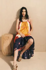 Vestido largo de tirantes con estampado abstracto en tonos naranja, blanco, rojo y azul.