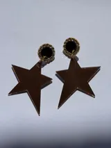 Par de aros colgantes con base circular negra con strass y dije de estrella espejada color bronce.