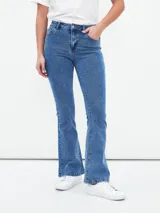 Jean de mezclilla azul de tiro alto, corte ajustado en muslos y pierna acampanada (estilo Oxford o flare).