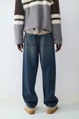 Pantalón de jean azul oscuro de corte amplio, con tiro alto y diseño clásico de cinco bolsillos.