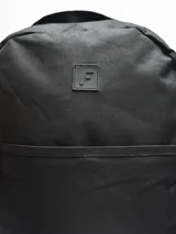 Mochila negra de poliéster con un compartimento principal grande con cierre, un compartimento frontal pequeño con cierre y un bolsillo lateral abierto con elástico.