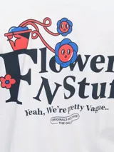 Remera blanca de manga corta con cuello redondo y estampado pequeño en el pecho con la leyenda "Flowers 'N Stuff".