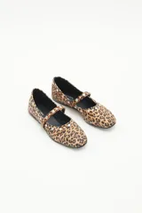 Balerinas con estampado animal print, tira sobre el empeine y remaches metálicos.