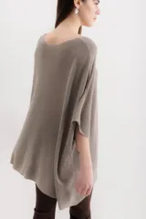 Sweater tejido de punto color crudo, con escote en V, mangas 3/4 y corte holgado.