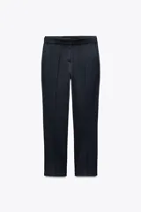 Pantalón de vestir azul marino con corte tobillero, tiro medio, cintura elástica en la espalda, bolsillos delanteros y falsos bolsillos de vivo en la espalda.