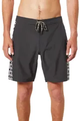 Short de baño negro con estampado de damero en los laterales y cordón ajustable en la cintura.