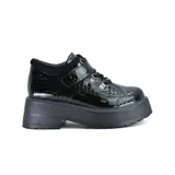 Bota casual negra de cuero sintético con textura tipo piel de cocodrilo, plataforma y ajuste con cordones y hebilla.